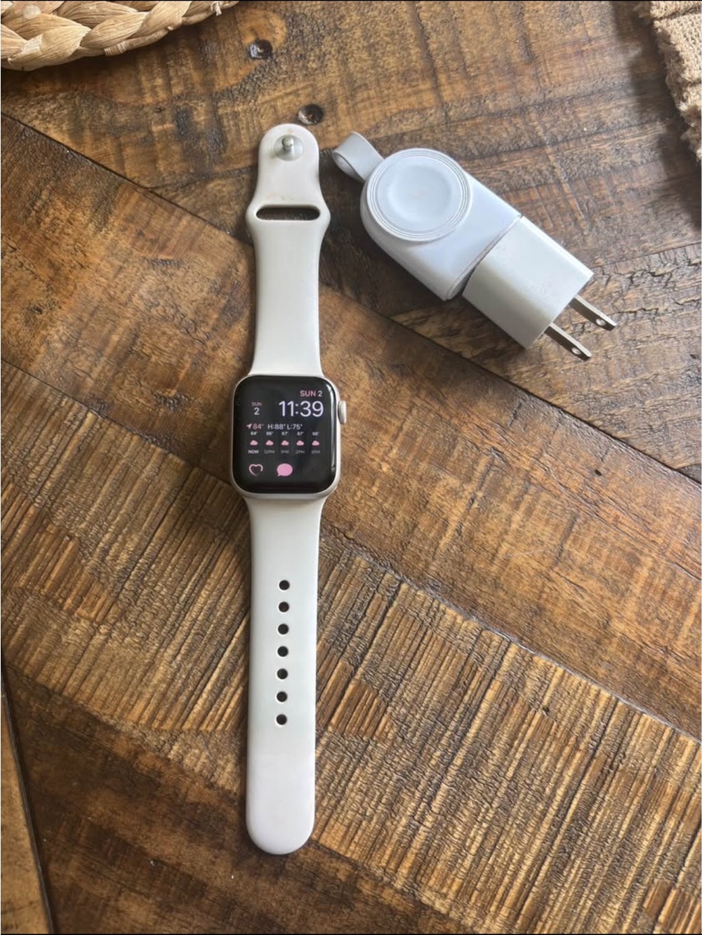 Apple Watch SE (2nd Gen) Starlight Aluminum with Starlight Sport Band